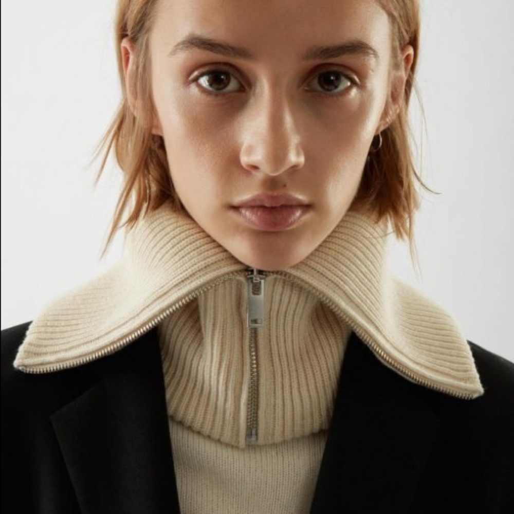 COS Cream Ribbed Zipper Scarf

Reasonable Offers ✅